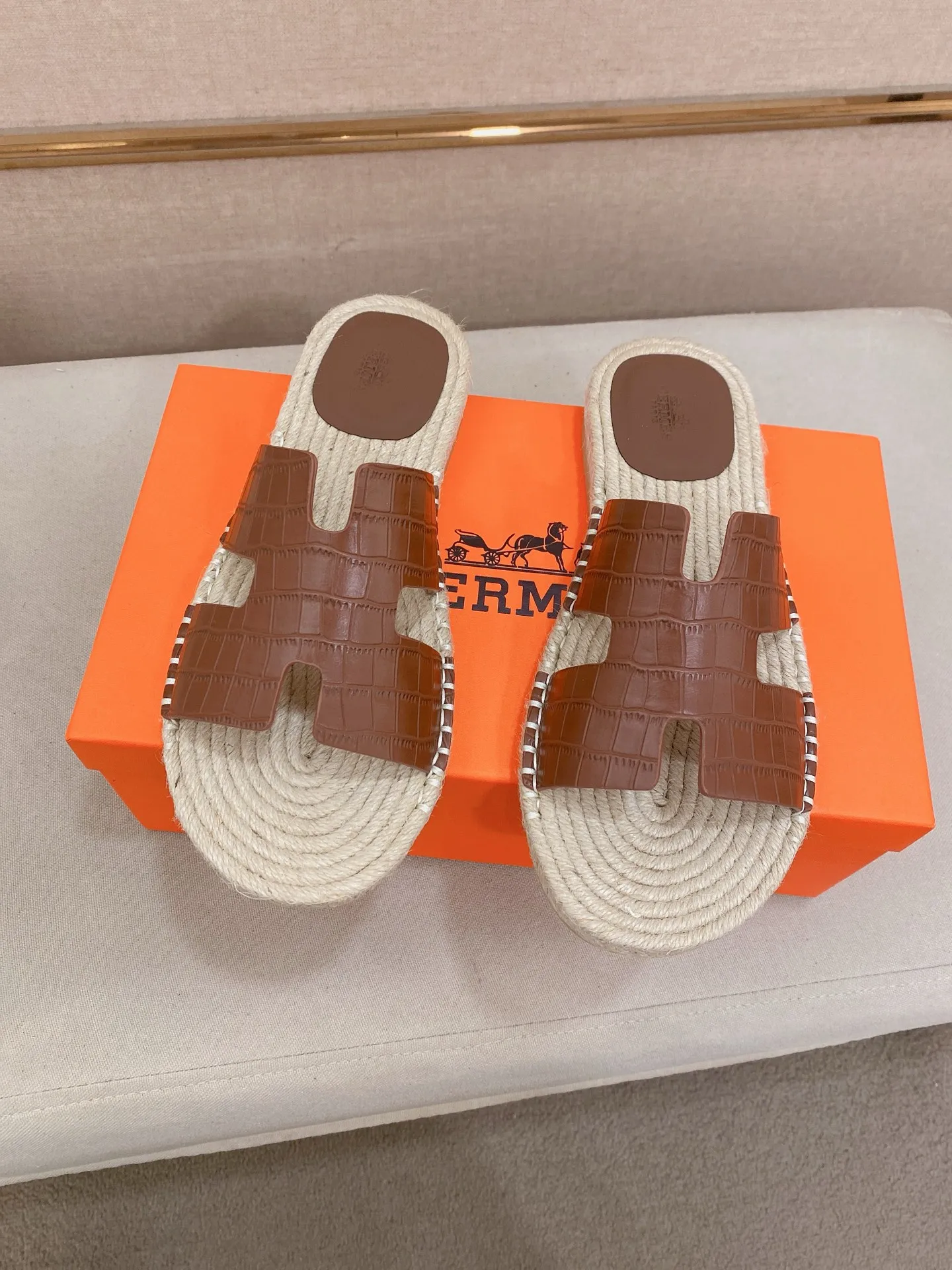Factory price: 340💰high-end version. "HERMES" Hermès 💁♂️Men's casual slippers, compare the quality at the counter🧚🏿♂️ The upper is made of cowhide leather 🐊crocodile pattern workmanship, purely hand-drawn, raw rubber breathable and non-slip outsole, the inner is breathable and comfortable lambskin, the density is 100% comfortable, the original rubber outsole is wear-resistant and has a code number of 38-44. Can be customized 45-46-47💥🏆